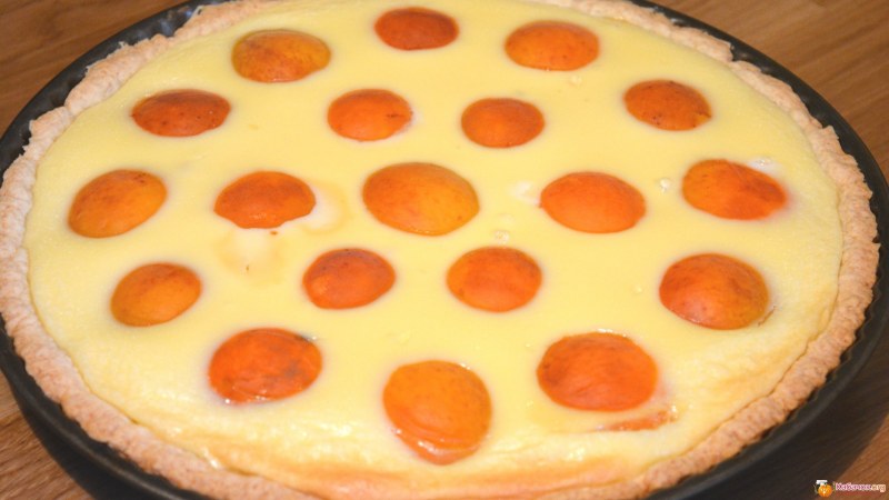 Пирог с абрикосами и сметаной