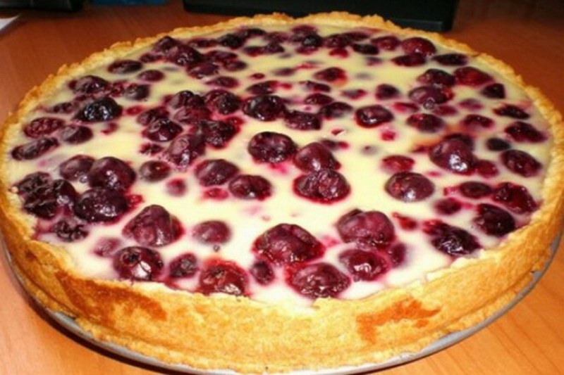 Заливной пирог с клубникой