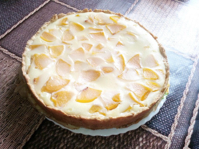 Пирог с персиками и сметанной заливкой