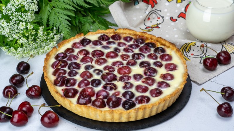 Песочный пирог с вишней и сметанной заливкой