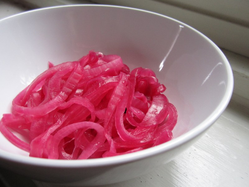 Репчатый красный лук маринованный