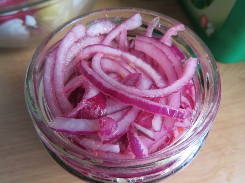 Шашлык с маринованным луком