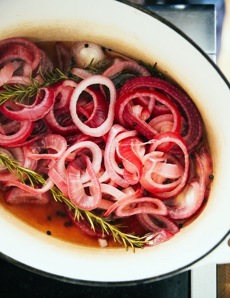 Маринованный лук красный с уксусом