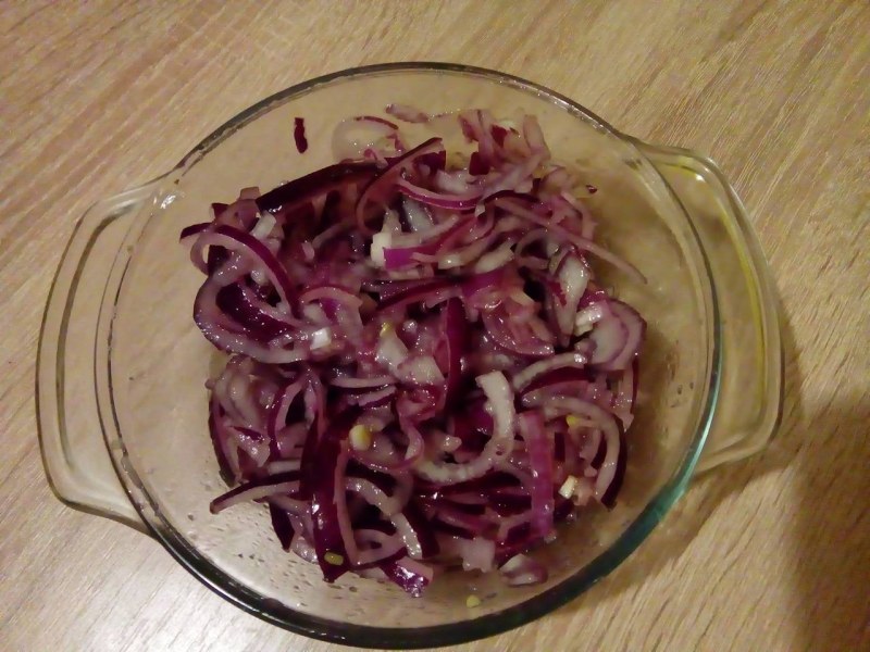 Блюда с маринованным красным луком