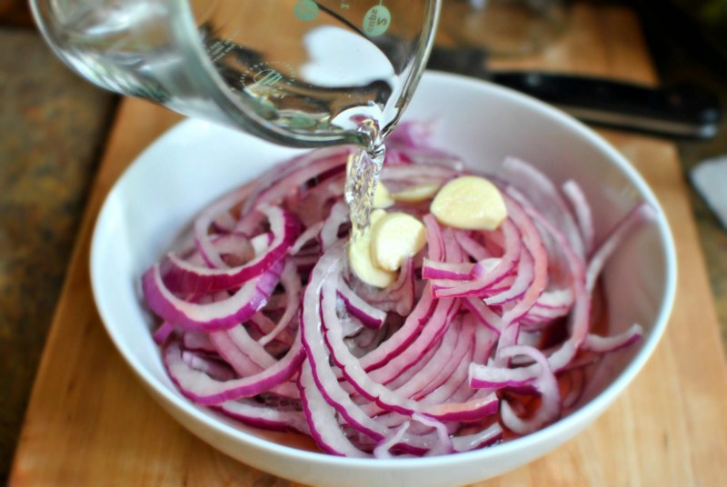 Маринованный лук в банке