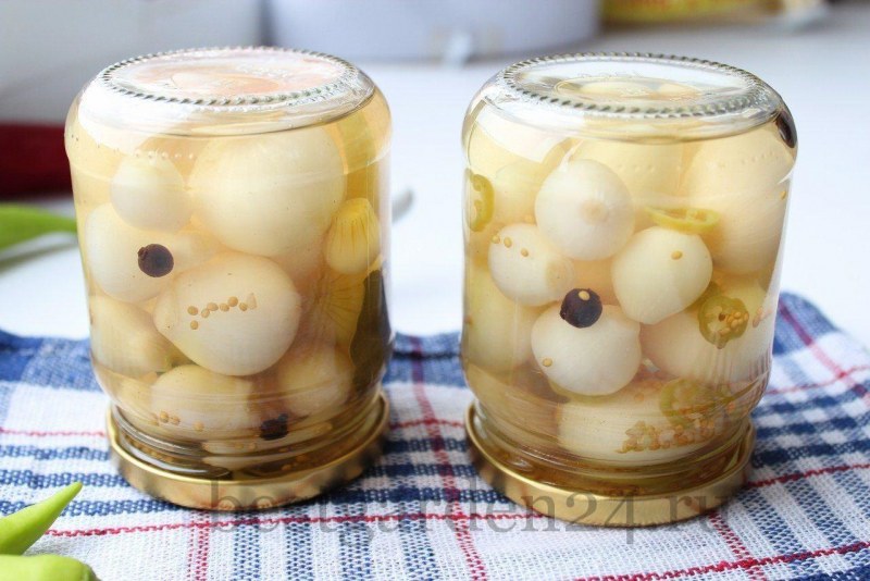 Маринованный лук с зеленью к селёдке