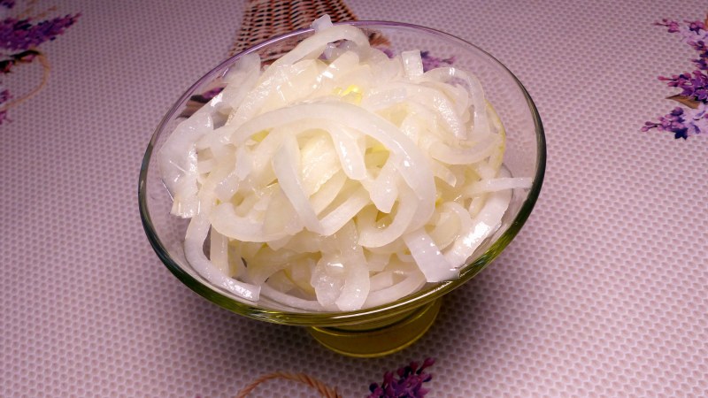 Салат с кальмарами и маринованным луком