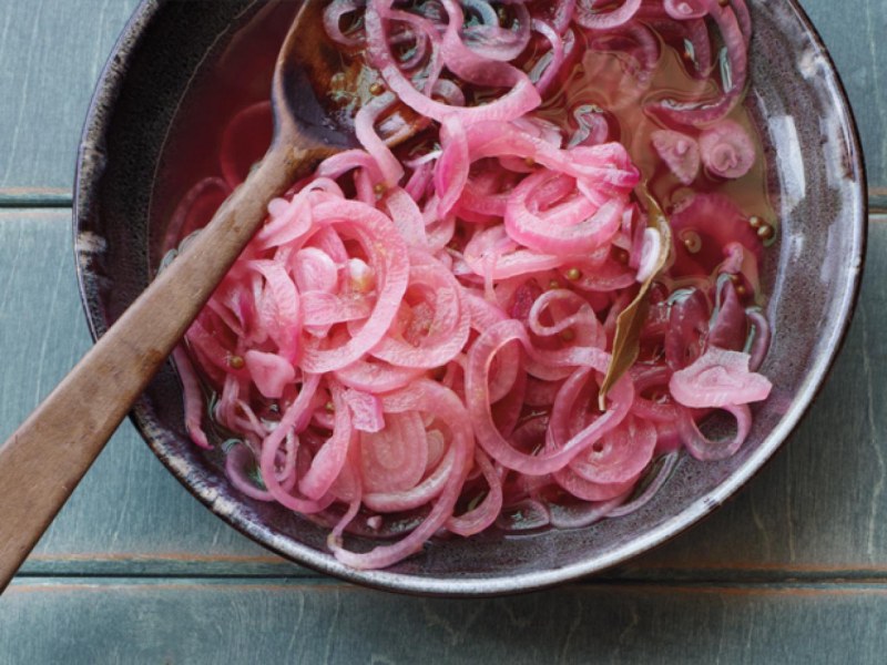 Маринованный лук полукольцами