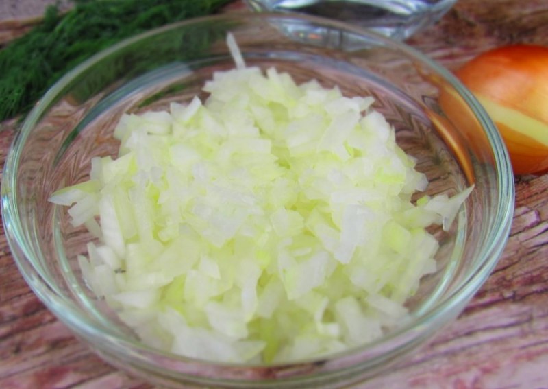 Маринованный лук в банке