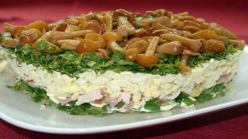 Салат с солеными грибочками