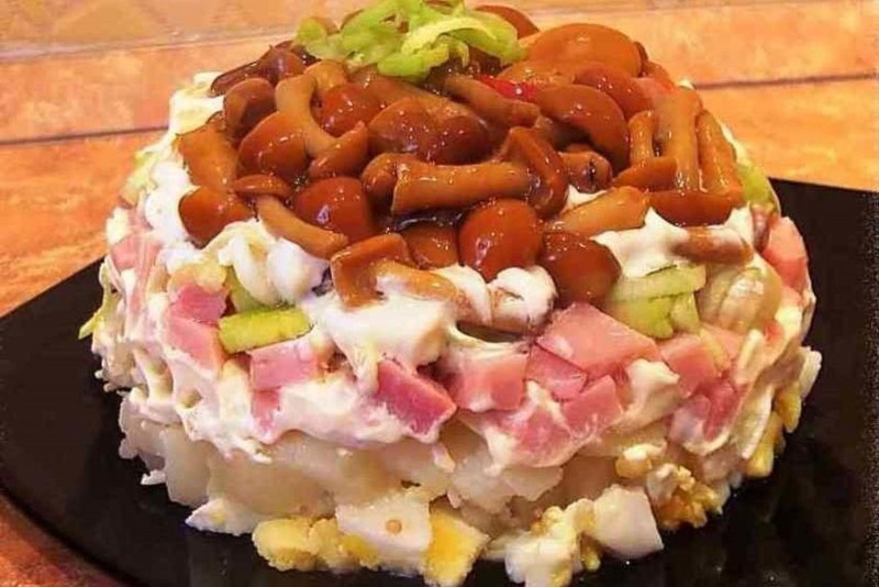Салат с грибами