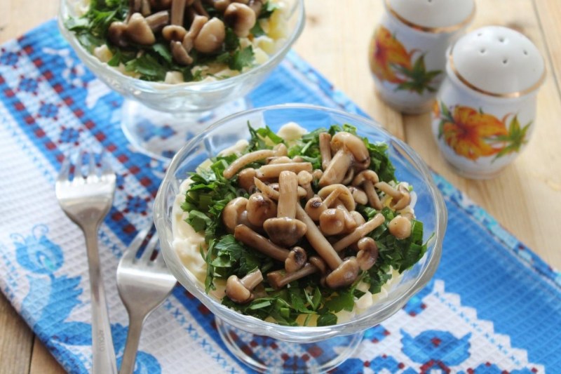 Салат с курицей и опятами