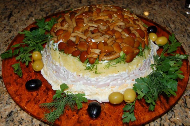 Салат с опятами маринованными