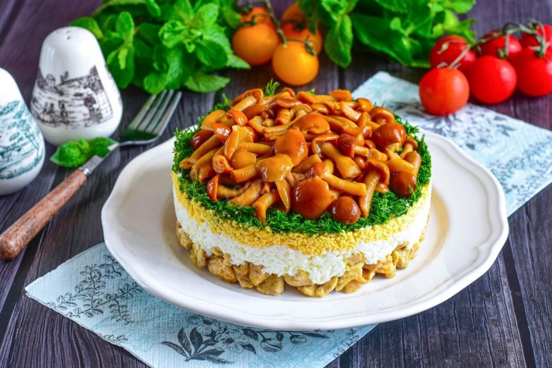 Салат с опятами и картошкой