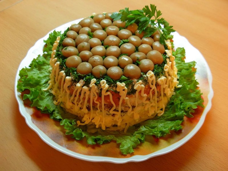 Теплый салат с грибами