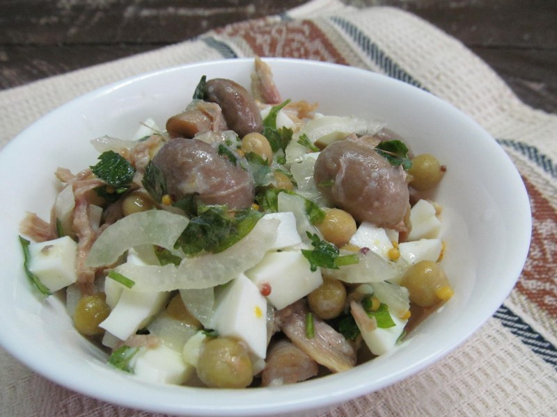 Салат картофельный с грибами