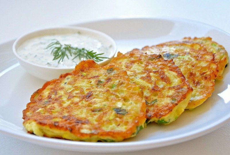 Кабачковые оладьи с курицей