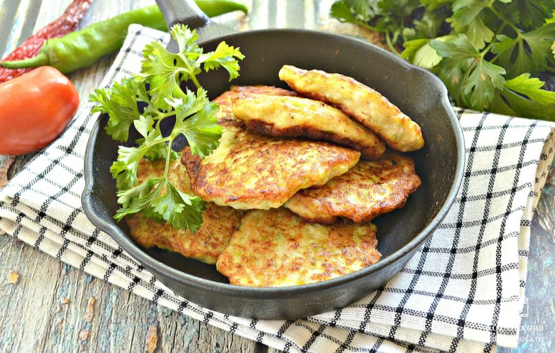 Оладьи из кабачков с курицей