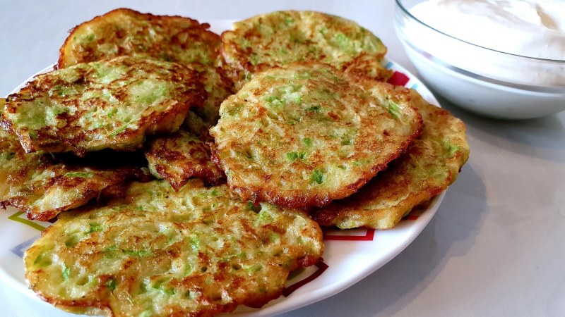 Кабачковые оладьи с сыром и перцем