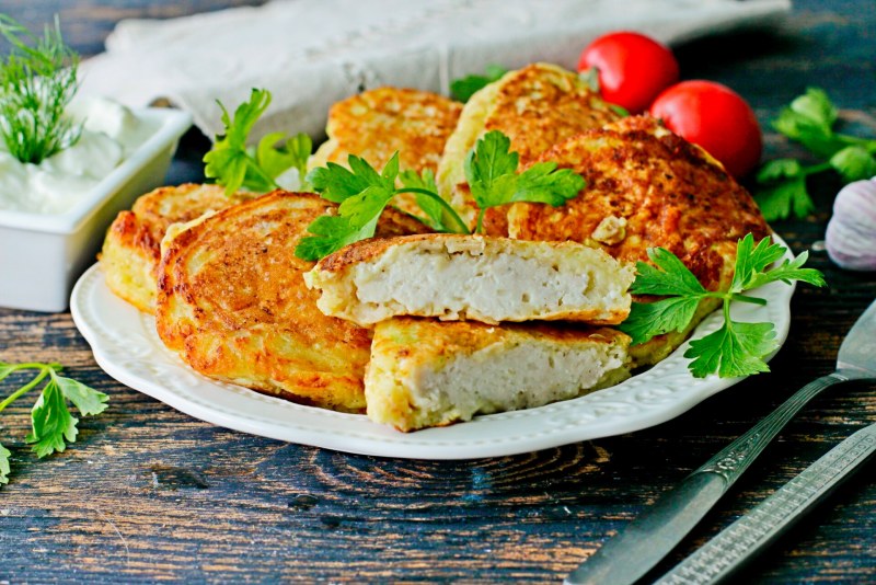 Куриные оладьи с сыром и зеленью