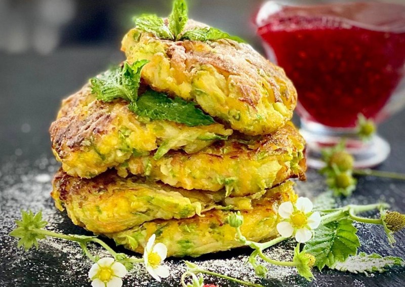 Куриные оладьи с морковью и сыром