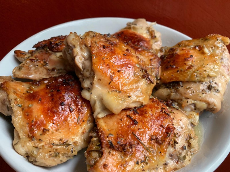 Куриные бедрышки с овощами в духовке