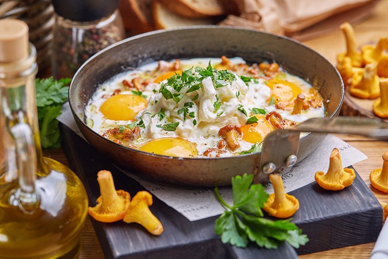 Яичница с грибами лисичками
