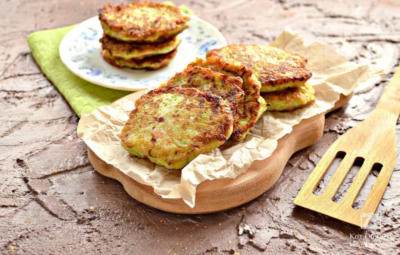 Кабачковые оладьи с сыром и колбасой