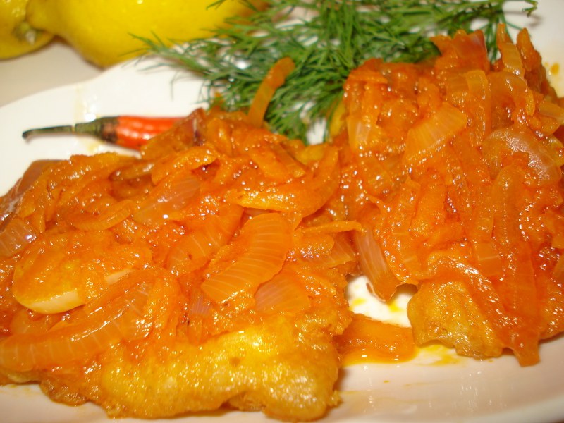 Минтай в маринаде с морковью и луком