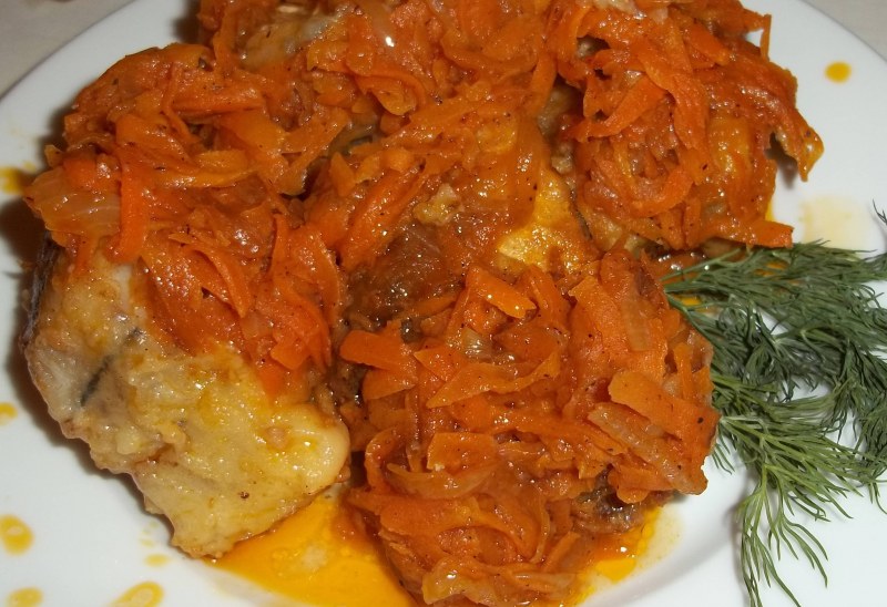Рыба под маринадом из моркови и лука классический