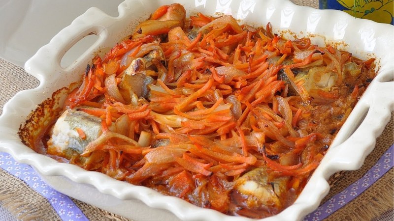 Минтай в духовке с морковью и луком