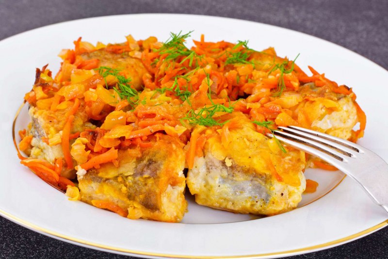 Рыба по-гречески с морковью и луком