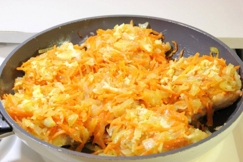 Рыба под морковью и луком