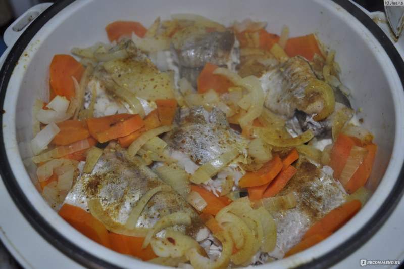 Минтай с морковью и луком