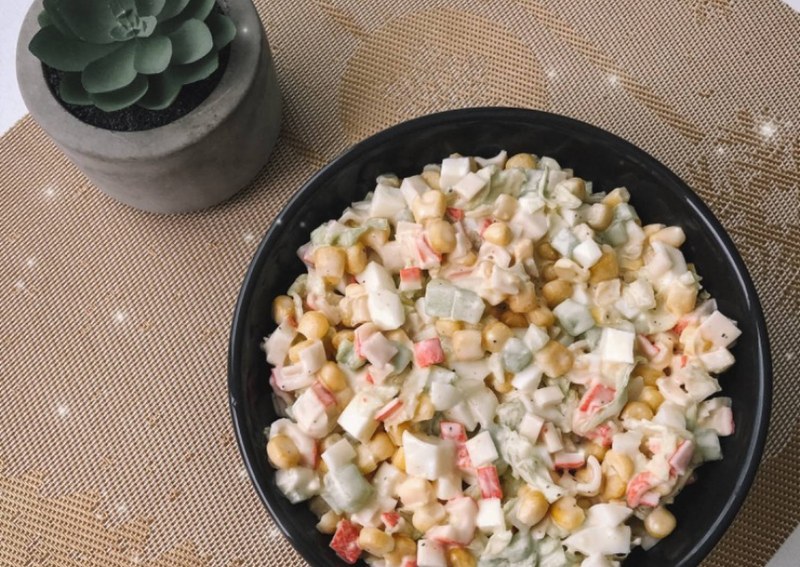Салат с гавайской смесью и крабовыми палочками