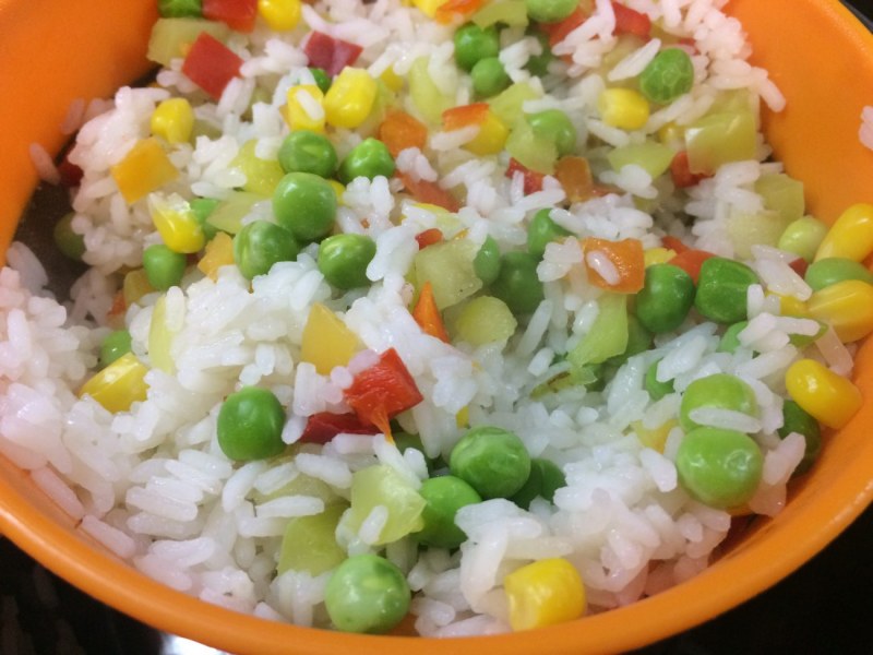 Салат с гавайской смесью и крабовыми палочками