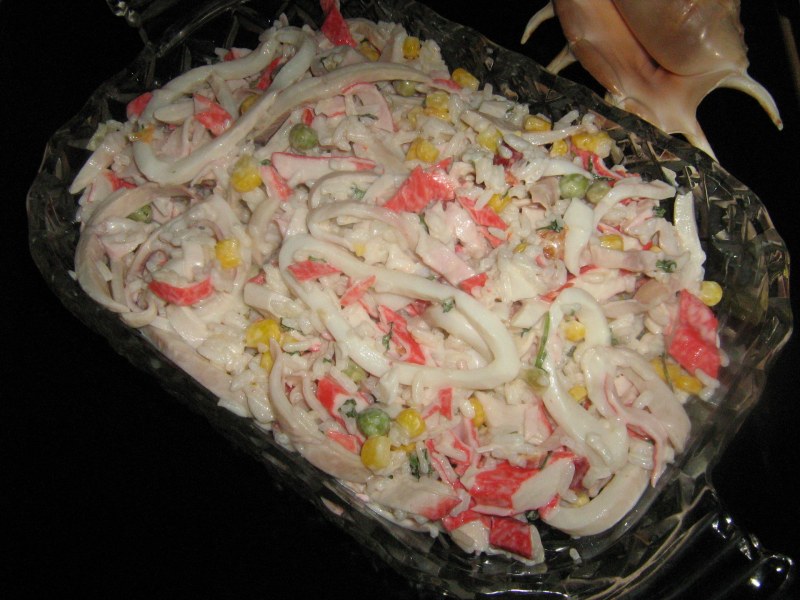 Салат из рыбных палочек с яйцом и рисом
