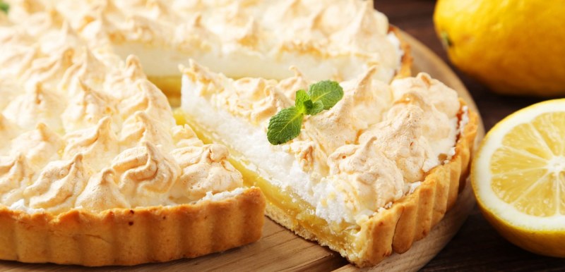 Пирог с орехами и безе