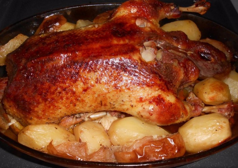 Гусь фаршированный яблоками