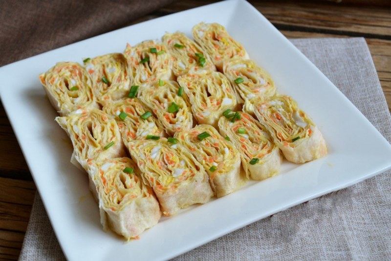 Рулет из лаваша с корейской морковкой