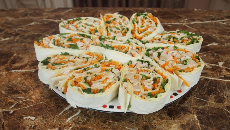 Рулет из лаваша с морковкой по-корейски