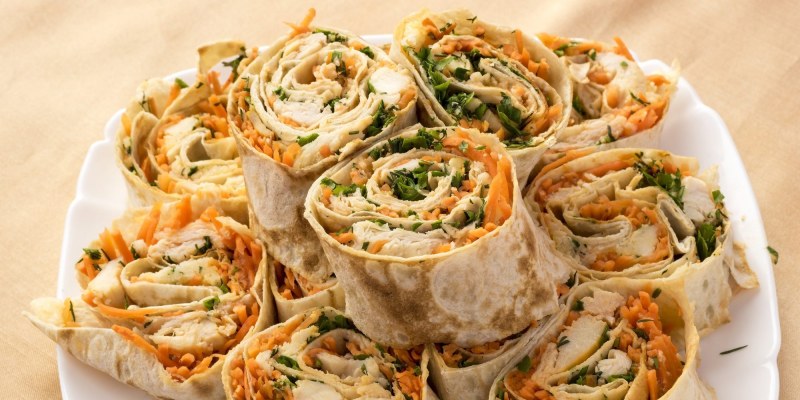 Рулет из лаваша с корейской морковью и курицей огурцом
