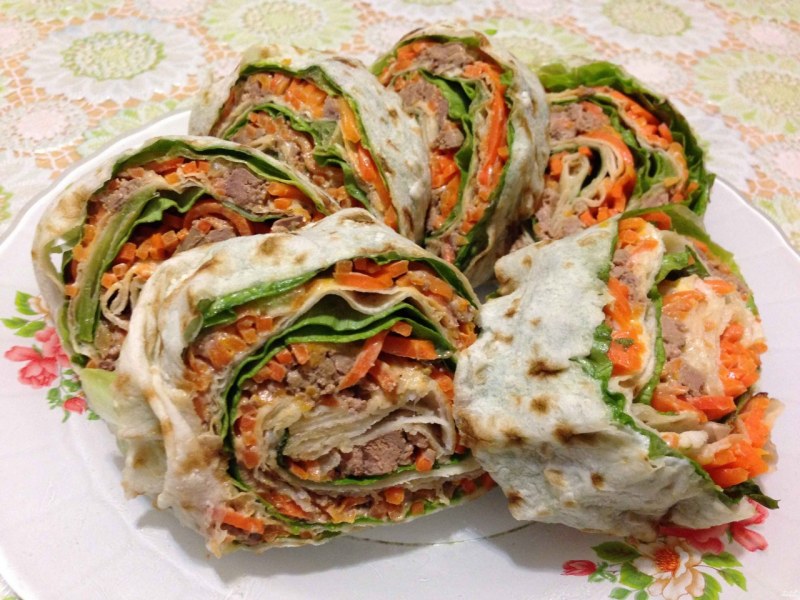 Роллы из лаваша с корейской морковкой