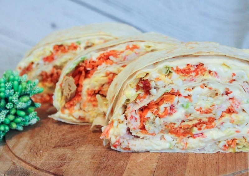 Рулет из лаваша с ветчиной и корейской морковкой