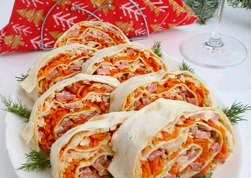 Рулет из лаваша с корейской морковью