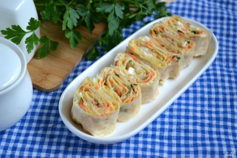Лаваш с крабовыми палочками корейской морковкой