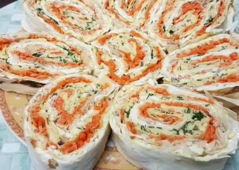 Рулет из лаваша с ветчиной и корейской морковкой