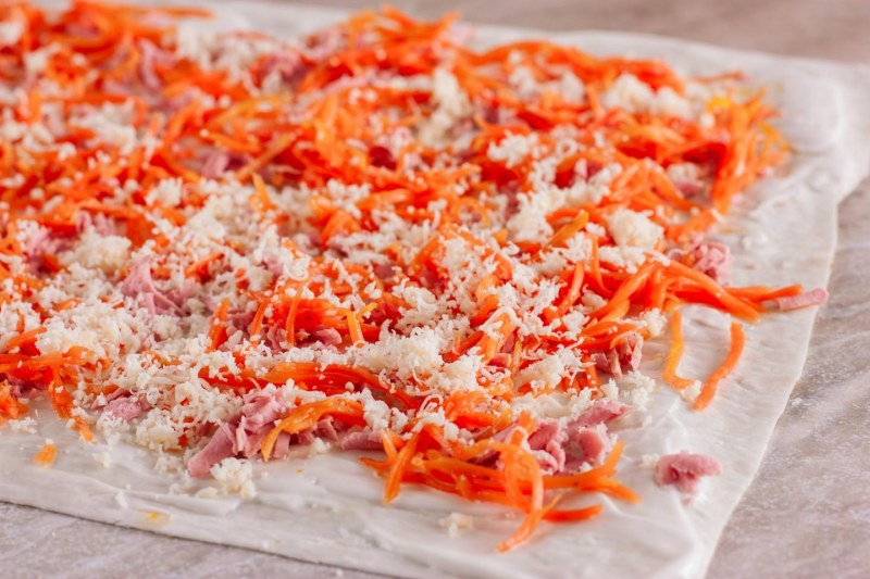 Рулет из лаваша с ветчиной и корейской морковкой