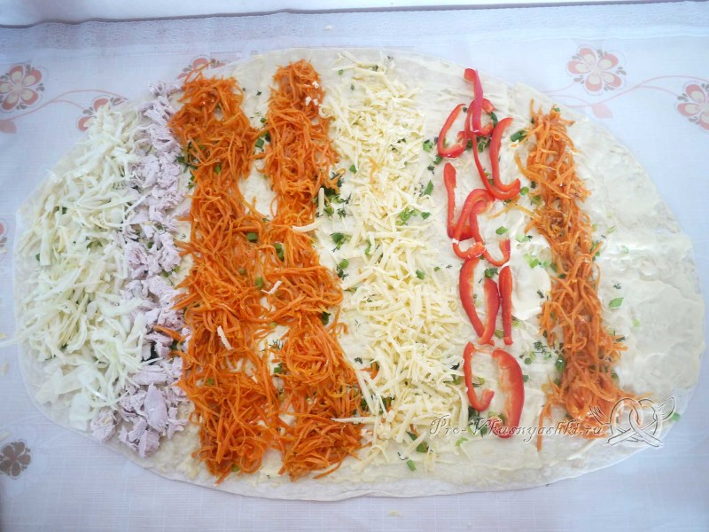 Рулет из лаваша с корейской морковью и сыром и зеленью