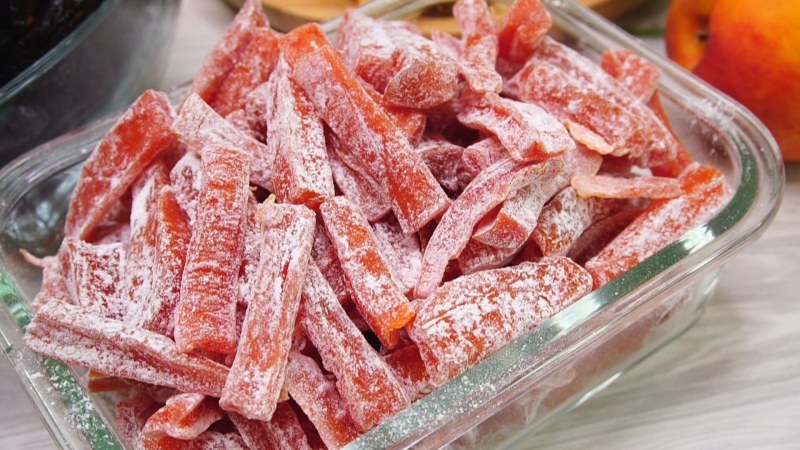 Сухофрукты на белом фоне высокого качества